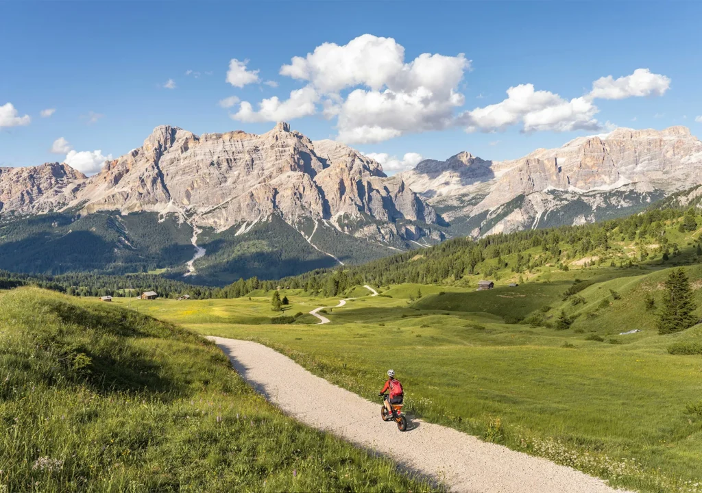 Un cycliste sur un chemin de montagne